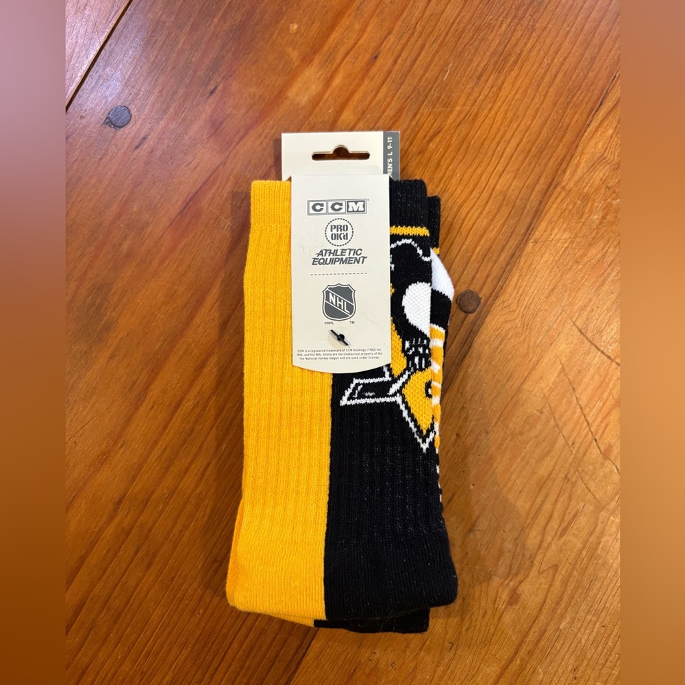 CCM Mens Socks Large 9-11 Retro NFL Pittsburg Penguins NWT